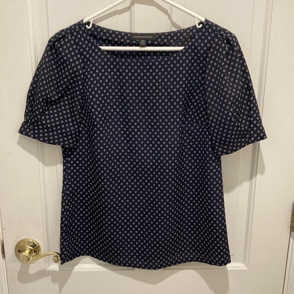 Ladies Banana Republic, navy blue, print blouse.  XS